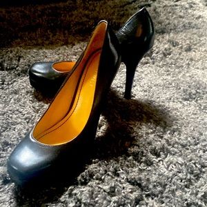 Black nine W. size 7 heels never have been worn